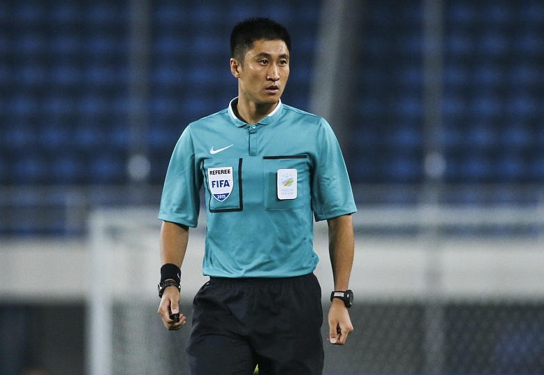 Trong tai xu ep DT Viet Nam o AFF Cup 2014 bat tran chung ket U23? hinh anh