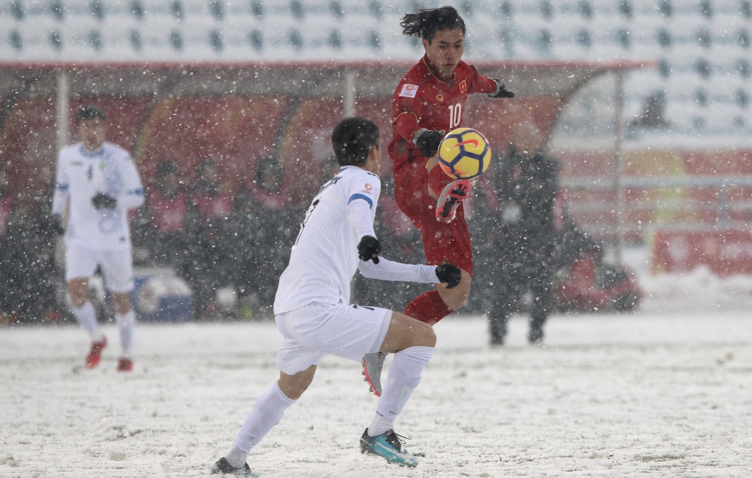 Cho mac ao trang, AFC muon Uzbekistan 'tang hinh' trong tuyet? hinh anh