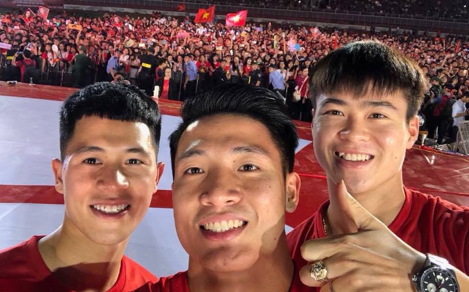 Tuyen thu U23 'dai nao' mang xa hoi sau gala vinh danh o TP.HCM hinh anh