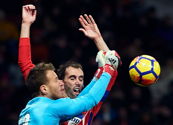 Diego Godin gay vai chiec rang vi thu mon doi ban hinh anh