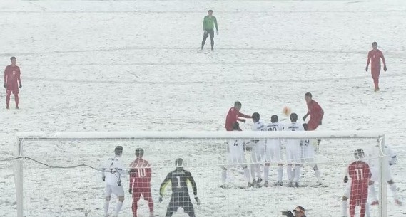 Tien Dung lai len giua san xem dong doi ghi ban hinh anh