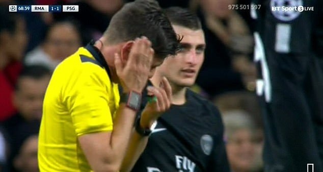 Trong tai dau don khi linh tron duong chuyen cua Neymar vao mat hinh anh