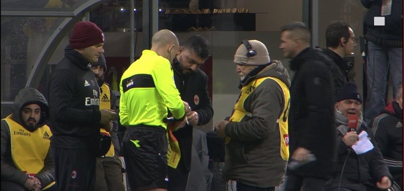 Hamsik đạp gãy cột cờ ảnh 5 Hamsik dap gay cot co anh 5
