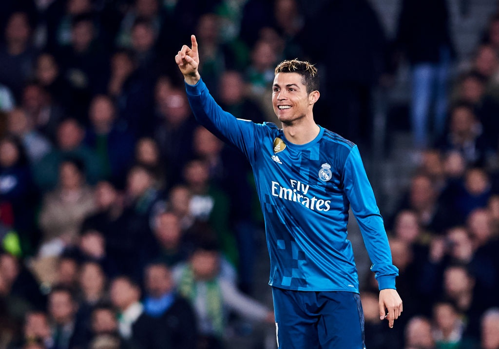 Khoi dau cham nhung Ronaldo da bat kip Messi hinh anh
