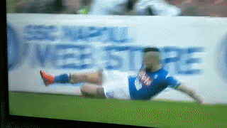 Thu quan Napoli dap gay cot co goc, HLV Gattuso giup trong tai sua co hinh anh