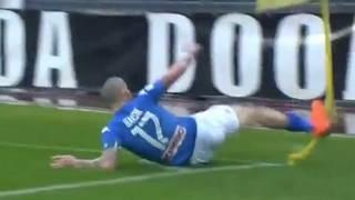 Hamsik đạp gãy cột cờ ảnh 1 Hamsik dap gay cot co anh 1