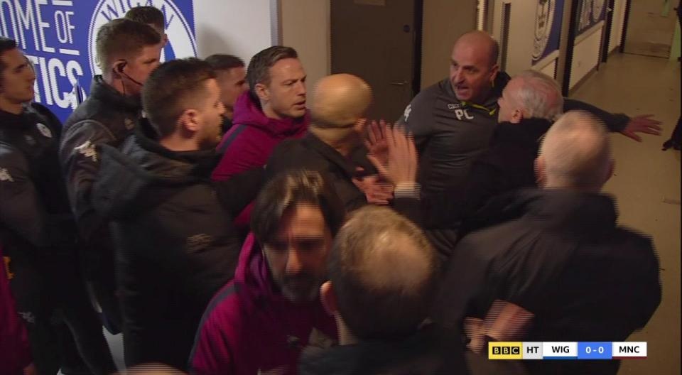 Pep au da voi dong nghiep anh 5