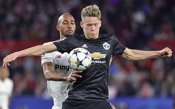 Mourinho om phong vien khi duoc hoi ve sao tre MU hinh anh