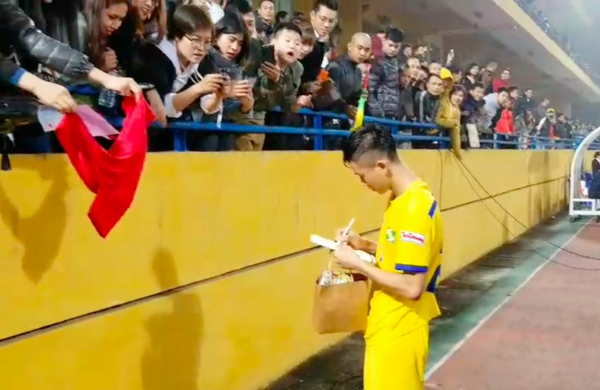 CDV bua vay Van Duc, Xuan Manh de tang do an va qua luu niem hinh anh