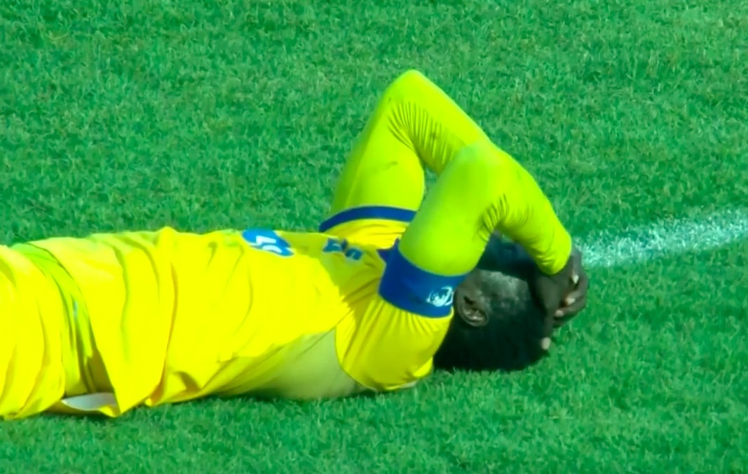 Hai cau thu Thanh Hoa cung da hong du truoc mat chi con gon trong hinh anh