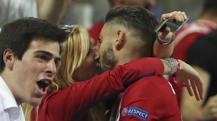 Carrasco hon ban gai hoa hau khi ghi ban o chung ket Champions League hinh anh