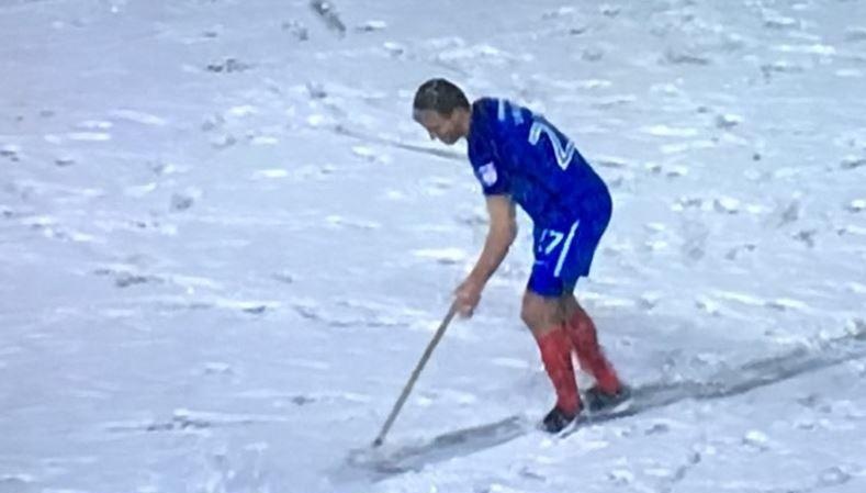 Cau thu cung nhau don tuyet o Anh hinh anh