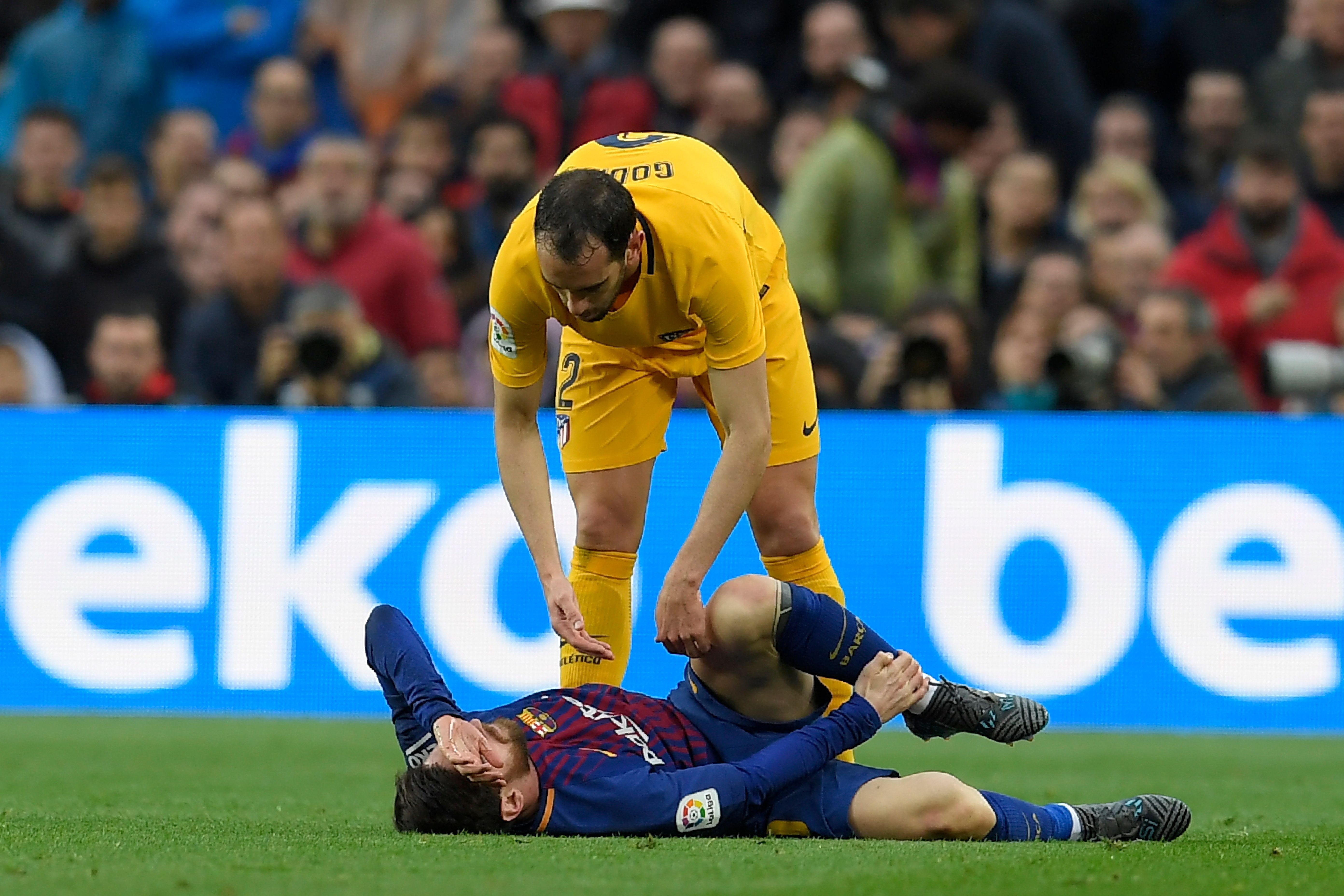 Messi bi trung phat vi choi xau hinh anh