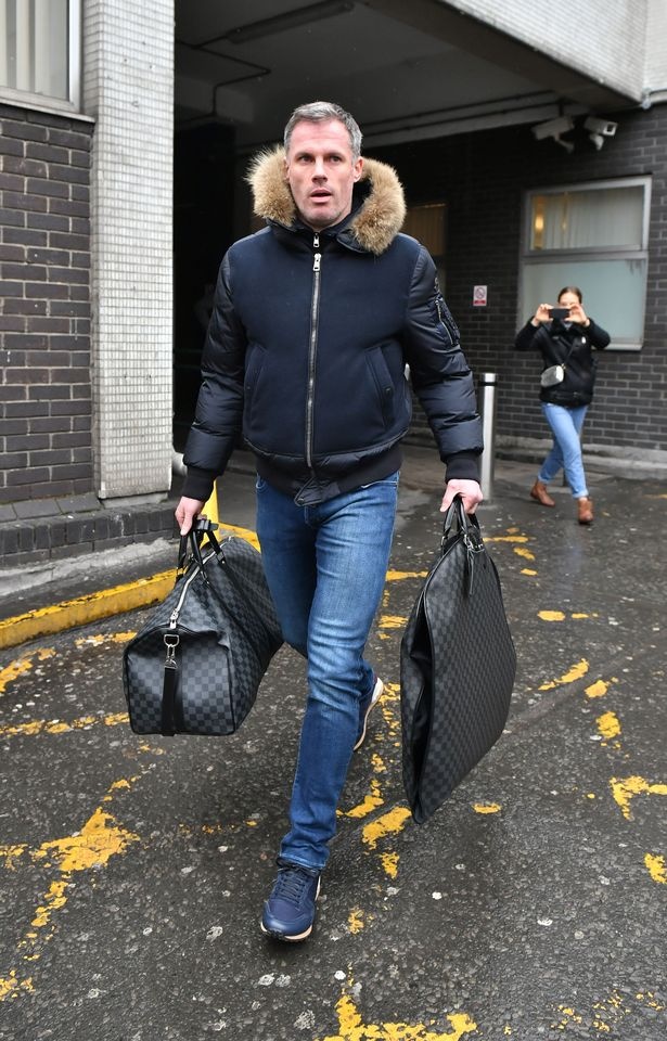 Carragher khạc nhổ ảnh 2 Carragher khac nho anh 2