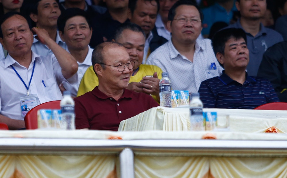 Suc nong tren khan dai tiep tuc lan toa o vong hai V.League hinh anh