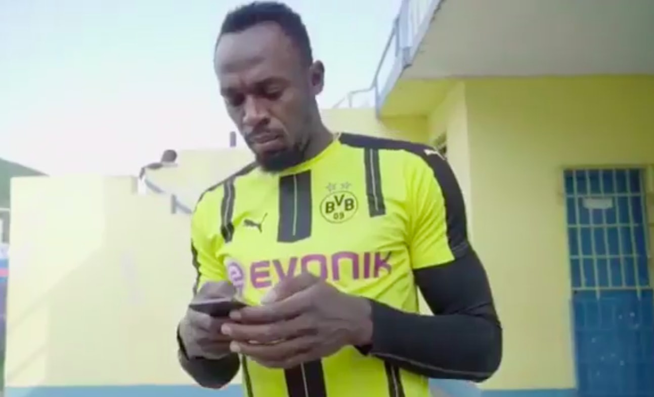 Nguoi chay nhanh nhat the gioi vat suc tap luyen tren san bong hinh anh