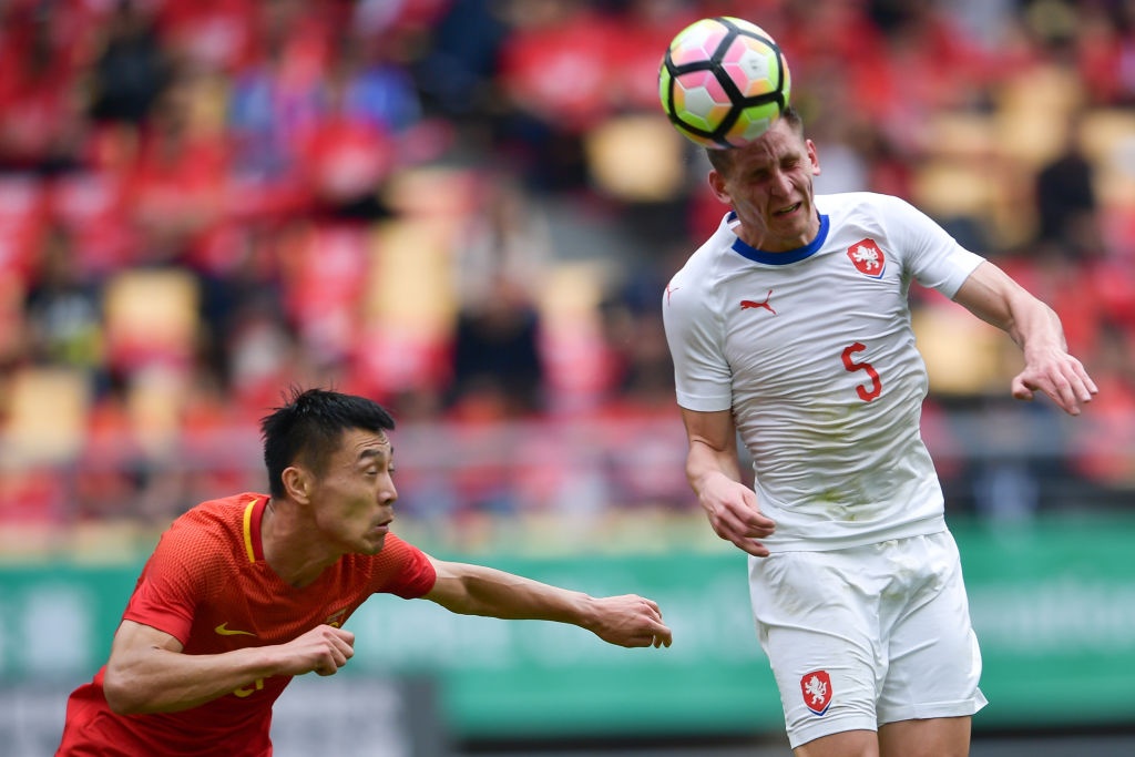 Thua dam CH Czech, tuyen Trung Quoc trang tay roi giai dau o san nha hinh anh