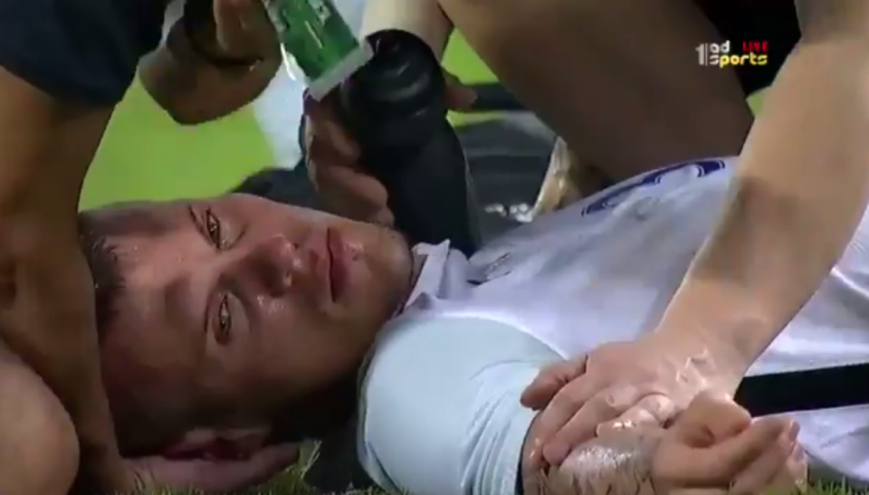 Skrtel doi mat tu than sau khi dinh cu da cua Messi Thai vao mat hinh anh