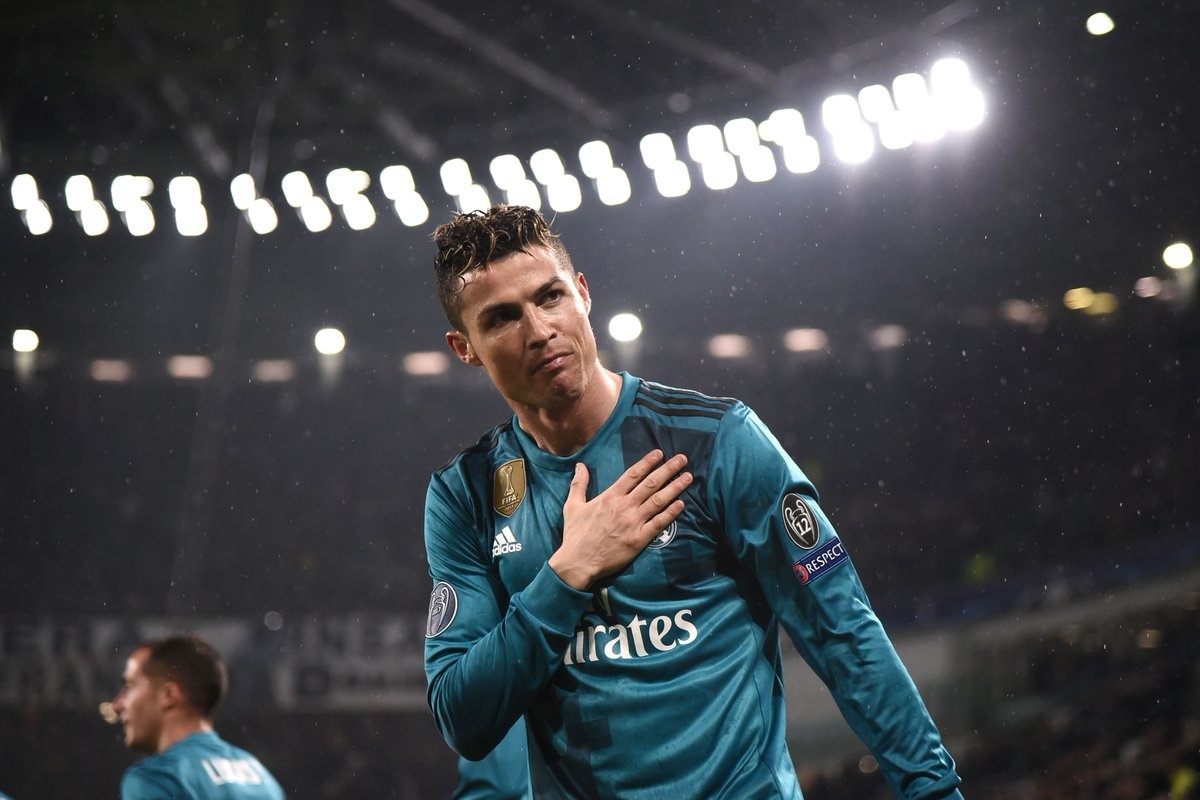 Quang canh CDV Juve dung day vo tay chuc mung Ronaldo hinh anh