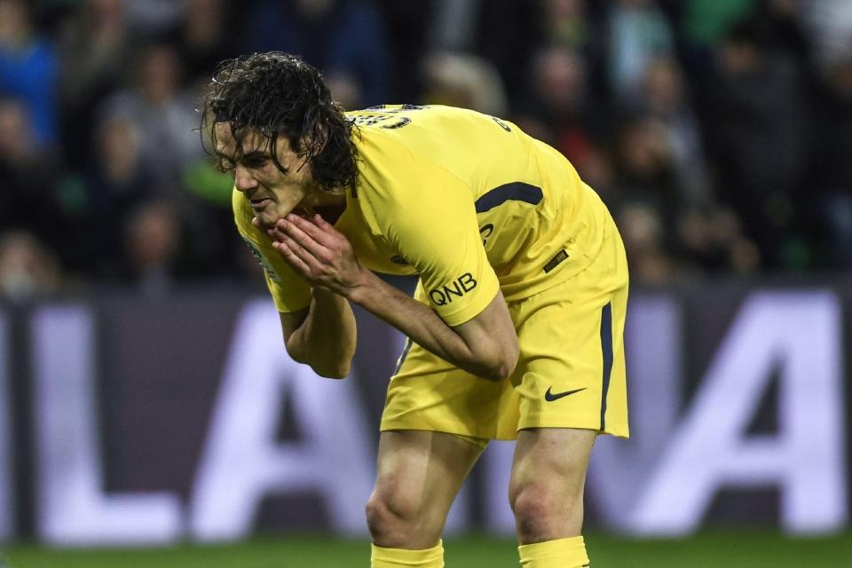 Doi thu om dau sung so sau pha bo lo kho tin cua Cavani hinh anh