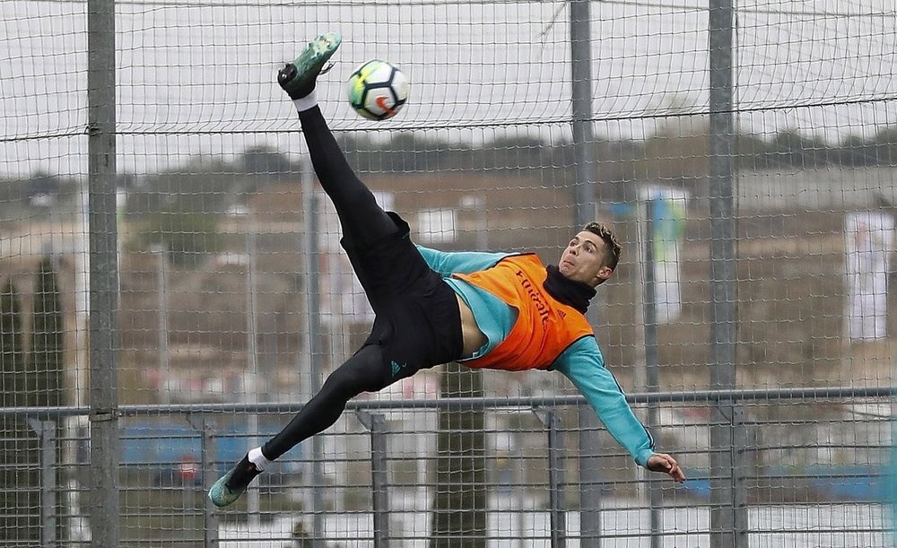 4 ngay sau tran thang Juve, Ronaldo lai lap sieu pham moc bong hinh anh