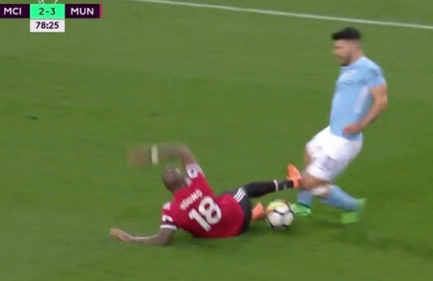 'Trong tai khong du trinh do' giup MU thoat 2 qua penalty? hinh anh