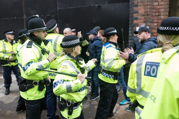 CDV Man City va MU danh nhau chay mau truoc tran derby hinh anh