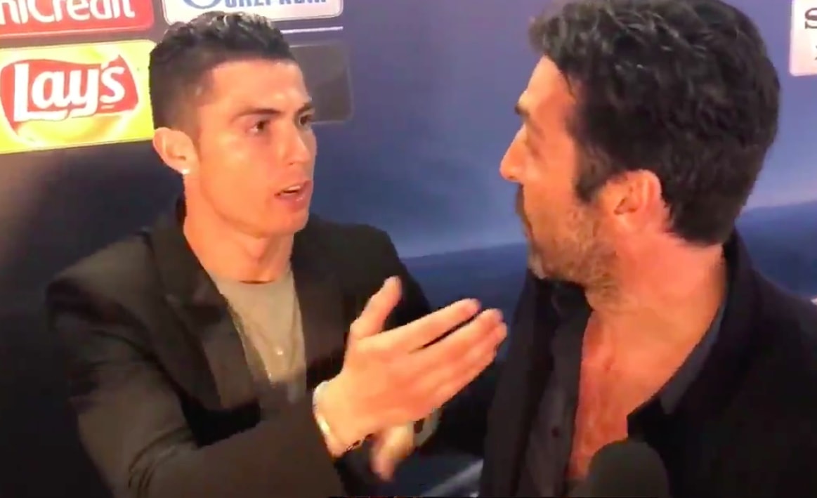 Buffon tam dung tra loi bao chi de nhan cai om hon cua Ronaldo hinh anh