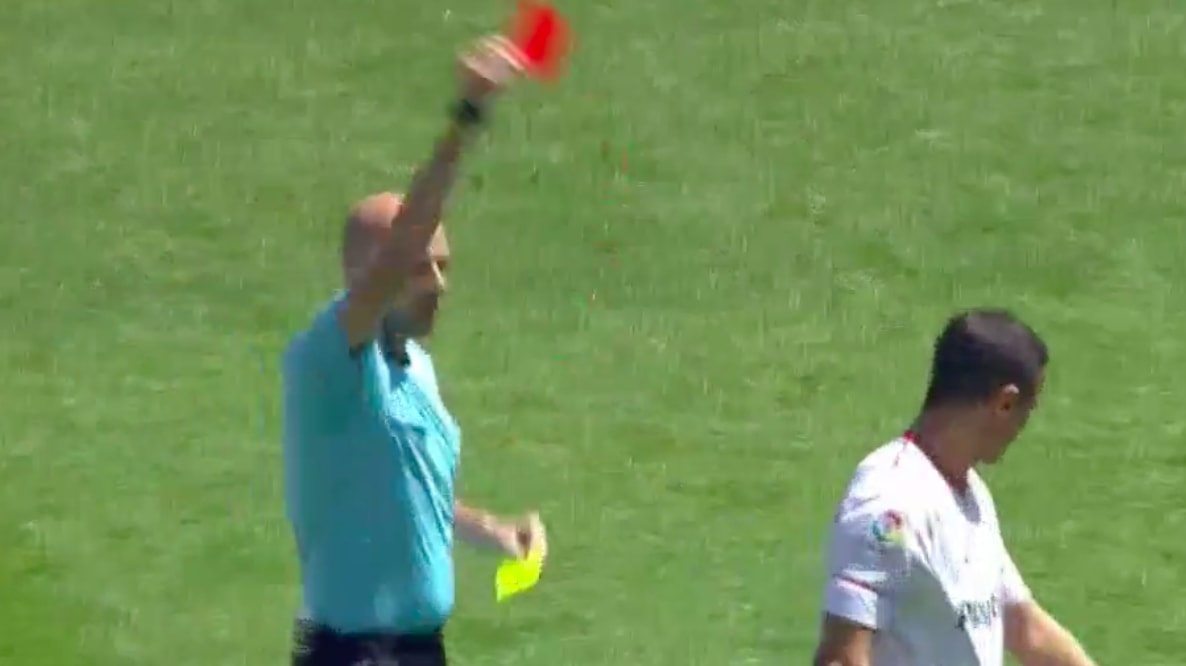 Vo tay treu trong tai, hung than loai MU nhan 2 the vang lien tiep hinh anh