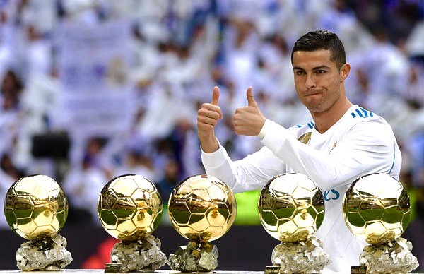 Cuu tien ve Barca: 'Messi lam thu linh kem hon Ronaldo' hinh anh