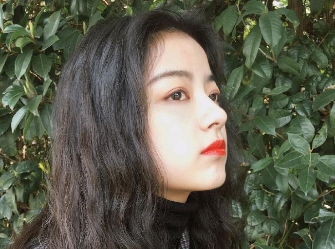 Can canh nhan sac cua hot girl truong su pham hinh anh