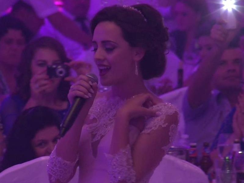 Co dau bat ngo hat tang chu re trong le cuoi hinh anh