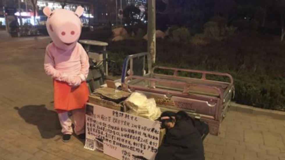 người cha mặc đồ thú bán bánh kiếm tiền ảnh 1 nguoi cha mac do thu ban banh kiem tien anh 1