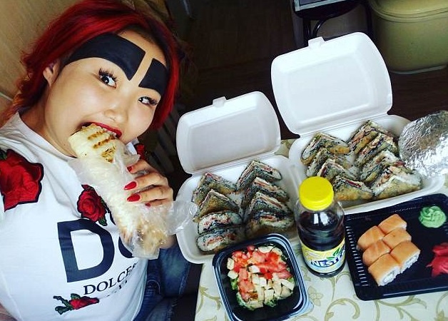 co gai noi tieng voi cap long may di anh 8