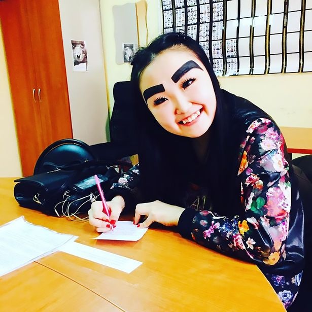 co gai noi tieng voi cap long may di anh 2