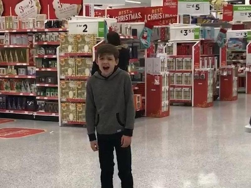 Man trinh dien tu tin cua Calum Courtney tai sieu thi Asda hinh anh