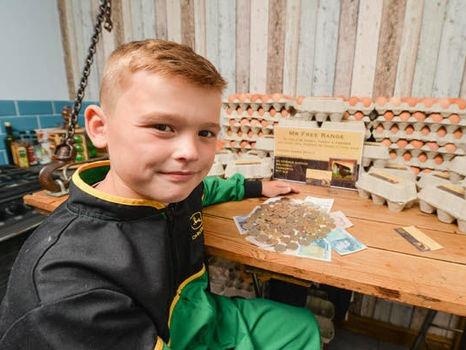 Cau be kiem duoc 13.000 bang Anh/nam nho ban trung hinh anh