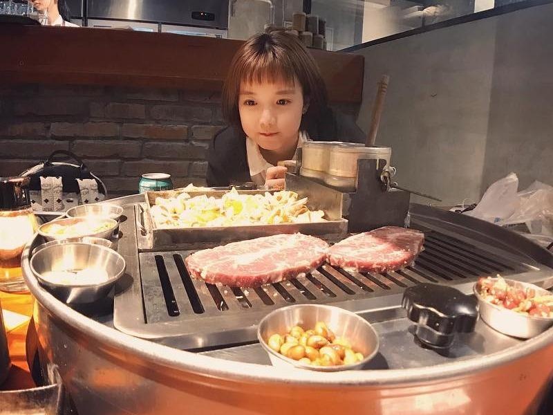 Ve ngoai de thuong cua 'co be meo con' don tim dan mang hinh anh