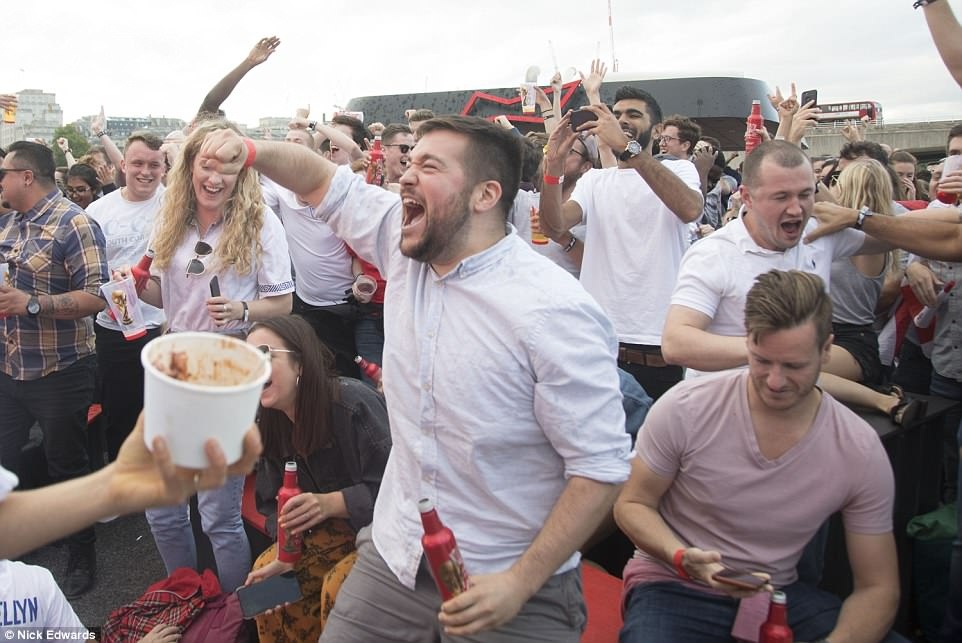 cổ động viên Anh ăn mừng sau chiến thắng ảnh 9 co dong vien Anh an mung sau chien thang anh 9