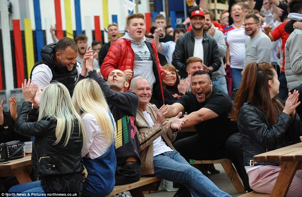 cổ động viên Anh ăn mừng sau chiến thắng ảnh 6 co dong vien Anh an mung sau chien thang anh 6