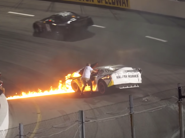 Nguoi cha lao vao cuu con trai khoi chiec xe dua boc chay hinh anh