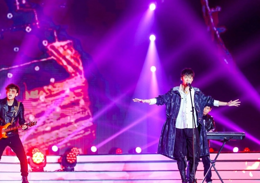 chang trai noi tieng vi hat hay anh 13