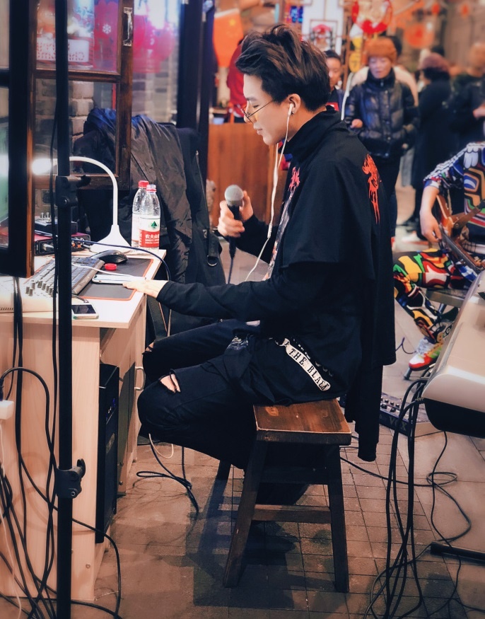 chang trai noi tieng vi hat hay anh 8