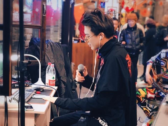 Hot boy Trung Quoc khoe giong hat truoc dam dong hinh anh