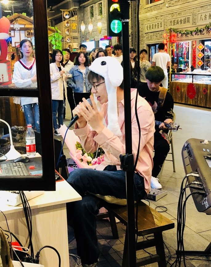 chang trai noi tieng vi hat hay anh 9