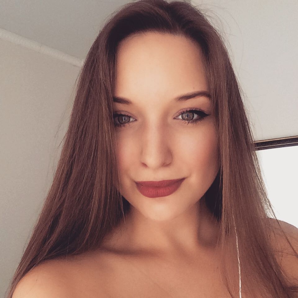 co gai duoc chu y sau khi xuat hien tren khan dai World Cup 2018 anh 9