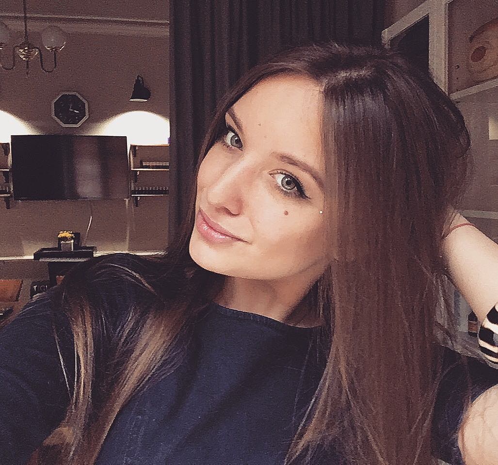 co gai duoc chu y sau khi xuat hien tren khan dai World Cup 2018 anh 14