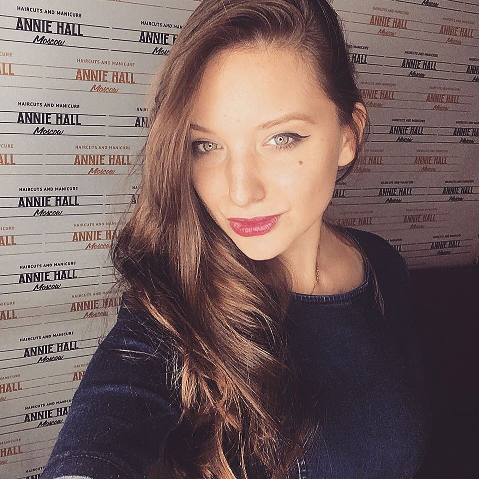 co gai duoc chu y sau khi xuat hien tren khan dai World Cup 2018 anh 7