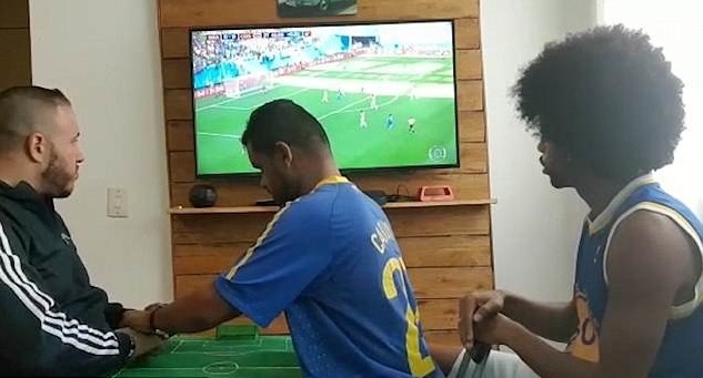 CĐV Brazil giúp bạn khiếm thị xem bóng đá ảnh 1 CDV Brazil giup ban khiem thi xem bong da anh 1