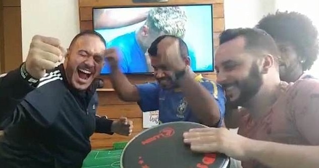 CĐV Brazil giúp bạn khiếm thị xem bóng đá ảnh 2 CDV Brazil giup ban khiem thi xem bong da anh 2